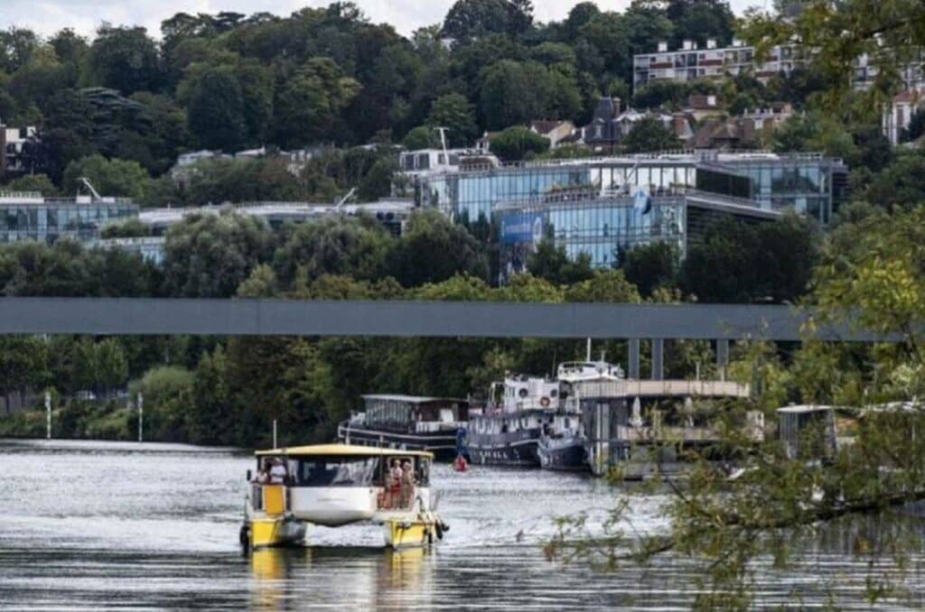Lire la suite à propos de l’article ; Fin de saison pour les navettes fluviales des Hauts-de-Seine, dernier week-end pour profiter du catamaran